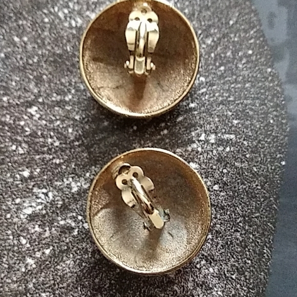 VINTAGE Oversized Gold Tone Artistic "RETRO" Design Dome Shaped Clip On Earrings - Picture 5 of 8